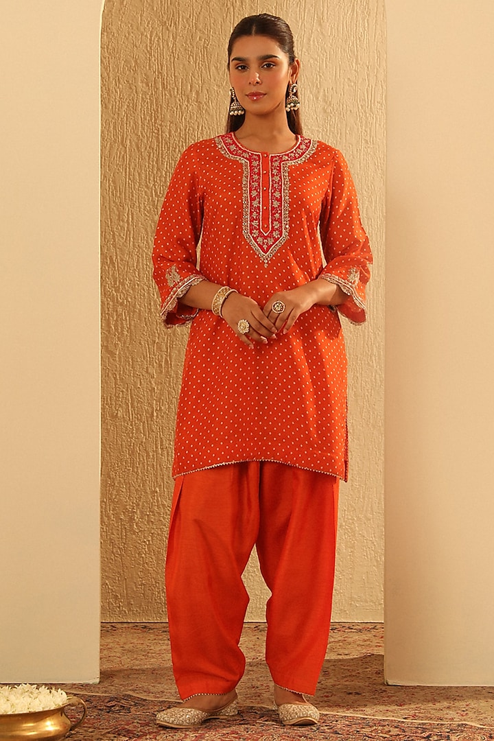 Orange Upada Silk Pearl Embellished Bandhej Short Kurta Set by Sheetal Batra at Pernia's Pop Up Shop