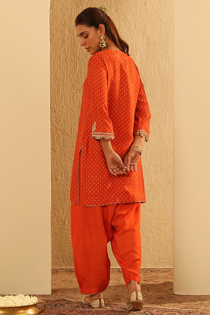 Orange Upada Silk Pearl Embellished Bandhej Short Kurta Set by Sheetal Batra at Pernia's Pop Up Shop