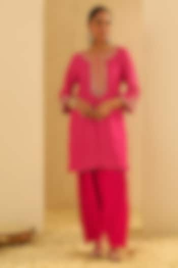 Hot Pink Upada Silk Pearl Embellished Bandhej Short Kurta Set by Sheetal Batra at Pernia's Pop Up Shop