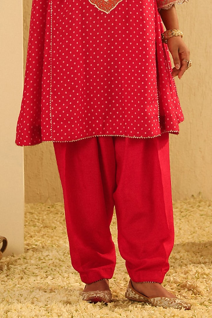 Red Upada Silk Pearl Embellished Bandhej Short Choga Kurta Set by Sheetal Batra at Pernia's Pop Up Shop