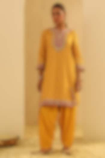 Mustard Upada Silk Pearl Embellished Bandhej Short Kurta Set by Sheetal Batra at Pernia's Pop Up Shop