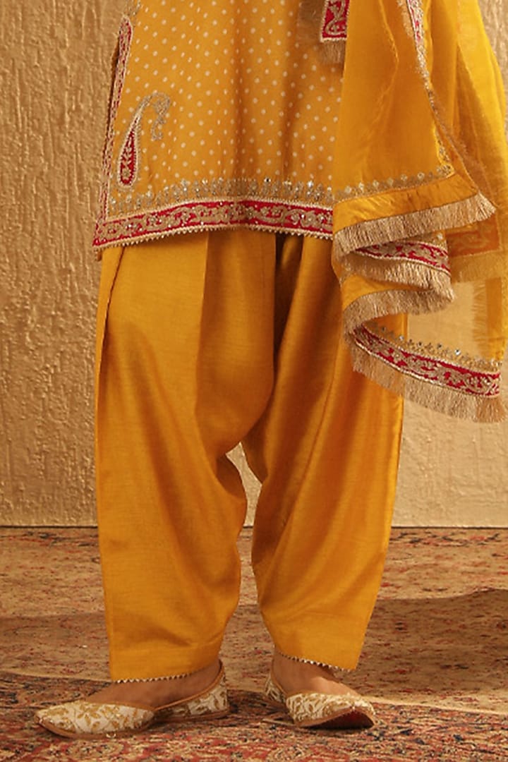 Mustard Upada Silk Sequin Embellished Bandhej Short Kurta Set by Sheetal Batra at Pernia's Pop Up Shop