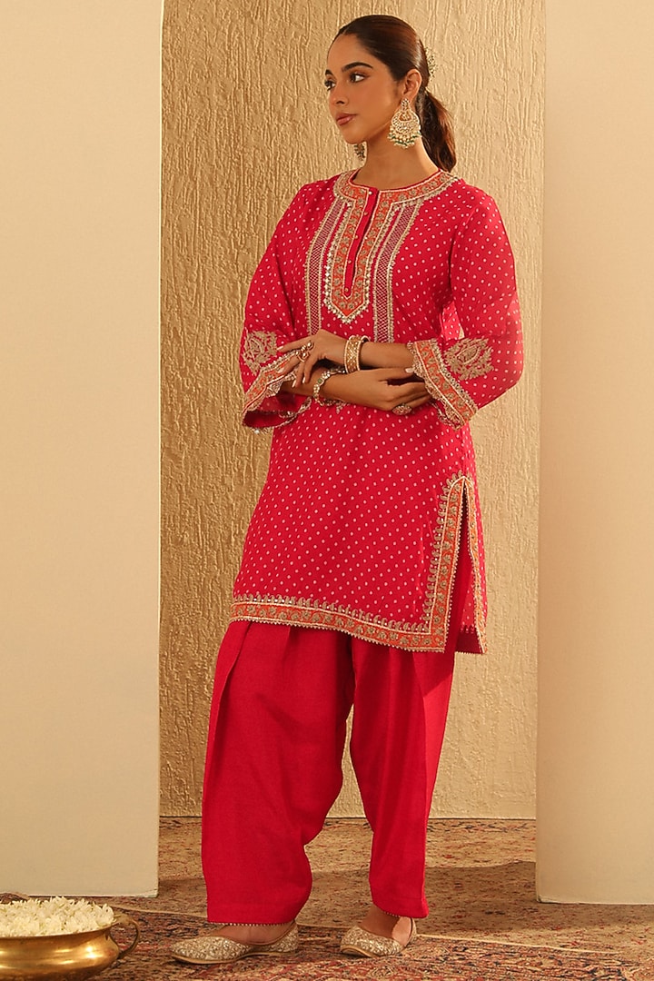 Red Upada Silk Sequin Embellished Bandhej Short Kurta Set by Sheetal Batra at Pernia's Pop Up Shop