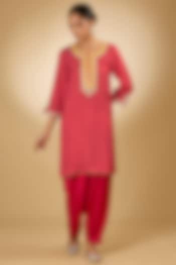 Red Upada Silk Kashmiri Tilla Embroidered Bandhani Kurta Set by Sheetal Batra at Pernia's Pop Up Shop