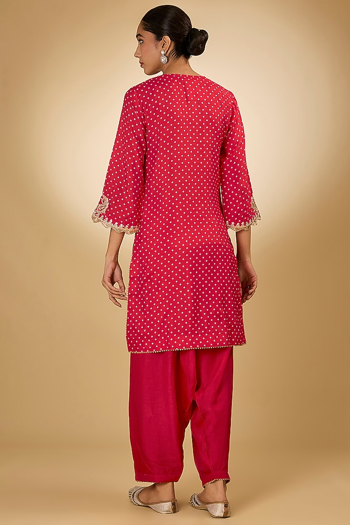 Red Upada Silk Kashmiri Tilla Embroidered Bandhani Kurta Set by Sheetal Batra at Pernia's Pop Up Shop