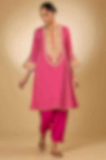 Pink Upada Silk Kashmiri Tilla Embroidered Bandhani Kurta Set by Sheetal Batra at Pernia's Pop Up Shop