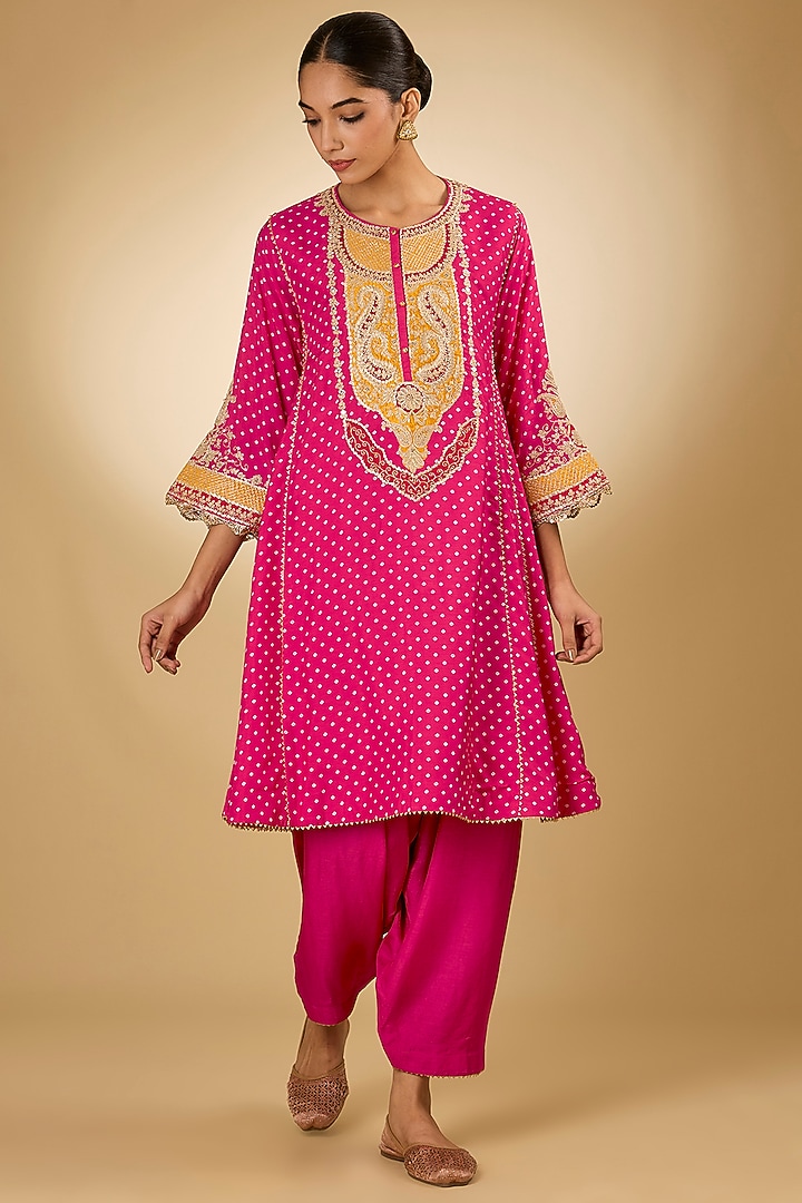 Pink Upada Silk Kashmiri Tilla Embroidered Bandhani Kurta Set by Sheetal Batra at Pernia's Pop Up Shop