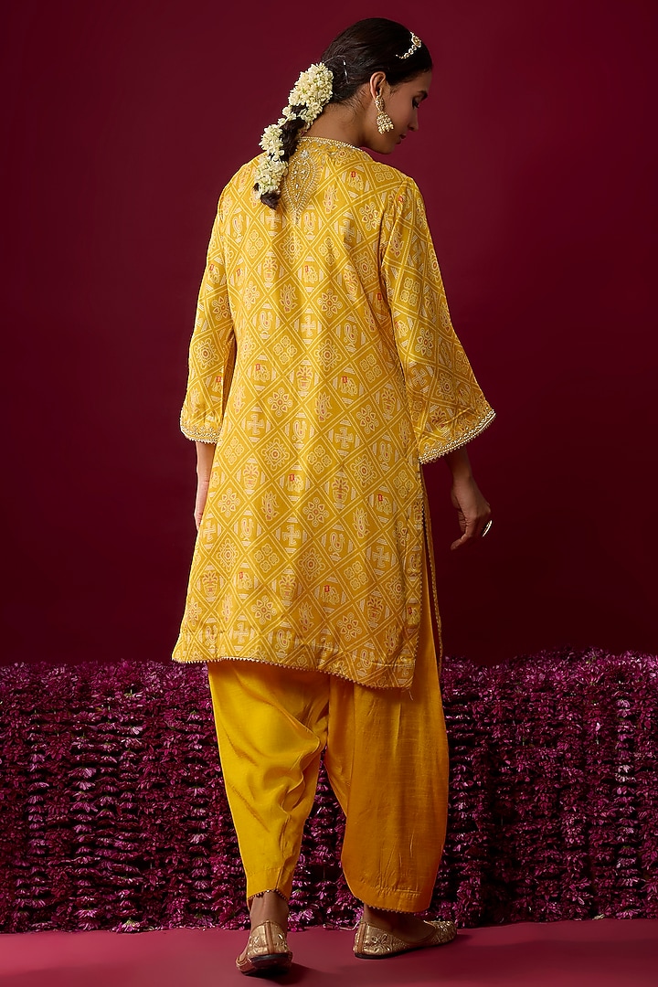 Mustard Yellow Upada Silk Aari Embroidered Kurta Set by Sheetal Batra at Pernia's Pop Up Shop