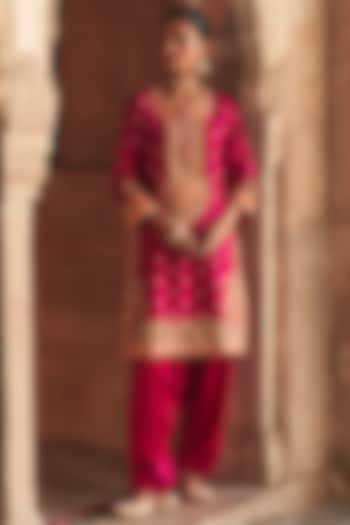Hot Pink Silk Chanderi Banarasi Gota Patti Embroidered Kurta Set by Sheetal Batra at Pernia's Pop Up Shop