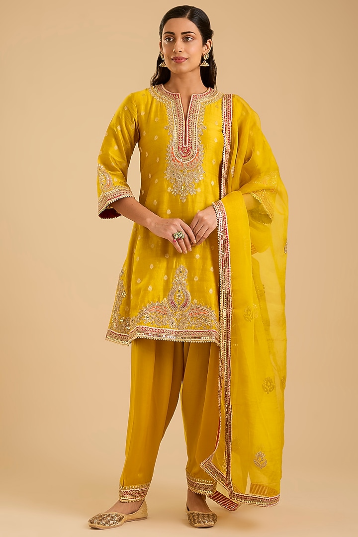 Mustard Pure Silk Banarasi Kashmiri Tilla Embroidered A-Line Kurta Set by Sheetal Batra at Pernia's Pop Up Shop