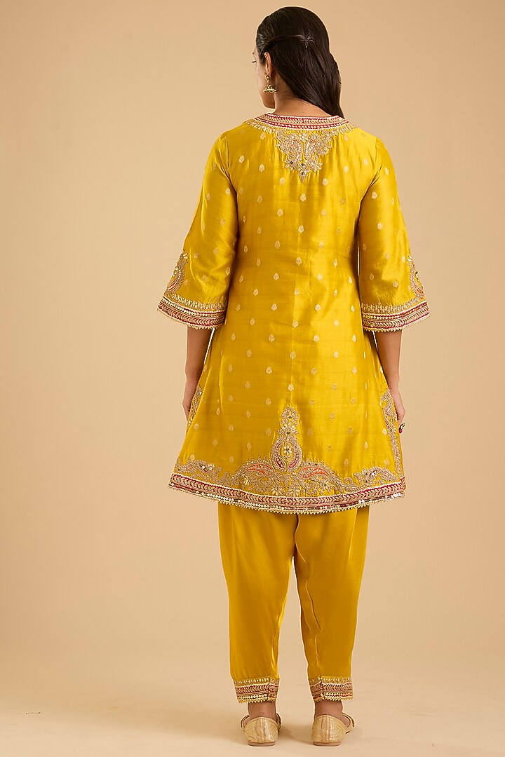 Mustard Pure Silk Banarasi Kashmiri Tilla Embroidered A-Line Kurta Set by Sheetal Batra at Pernia's Pop Up Shop