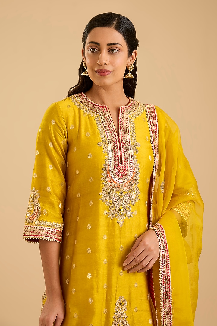 Mustard Pure Silk Banarasi Kashmiri Tilla Embroidered A-Line Kurta Set by Sheetal Batra at Pernia's Pop Up Shop