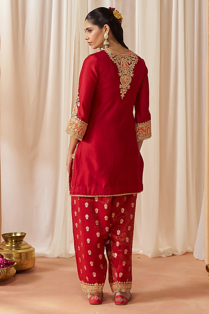 Deep Red Pure Silk Chanderi Sequin Embroidered Short Kurta Set by Sheetal Batra at Pernia's Pop Up Shop