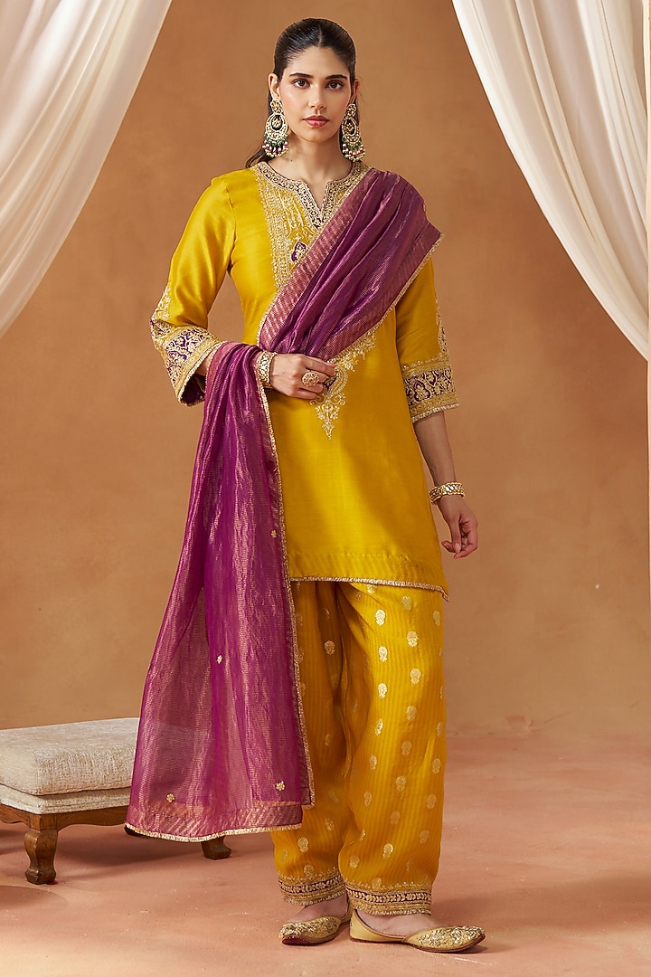 Mustard Pure Silk Chanderi Kashmiri Tilla Embroidered Kurta Set by Sheetal Batra at Pernia's Pop Up Shop