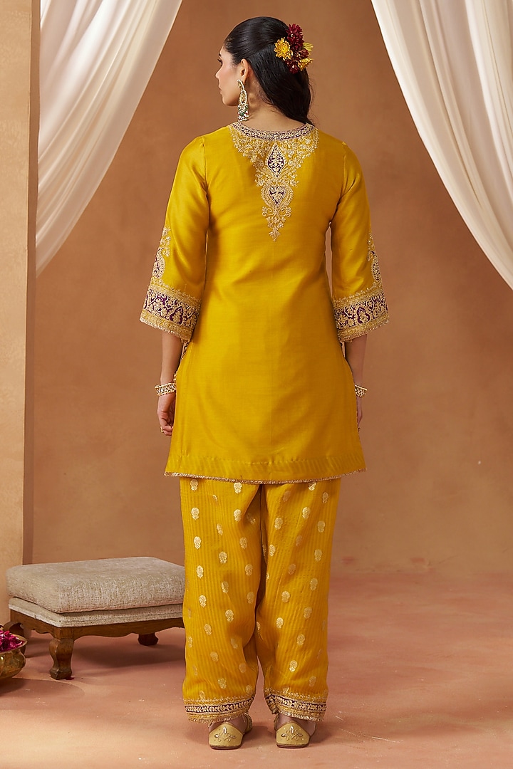 Mustard Pure Silk Chanderi Kashmiri Tilla Embroidered Kurta Set by Sheetal Batra at Pernia's Pop Up Shop