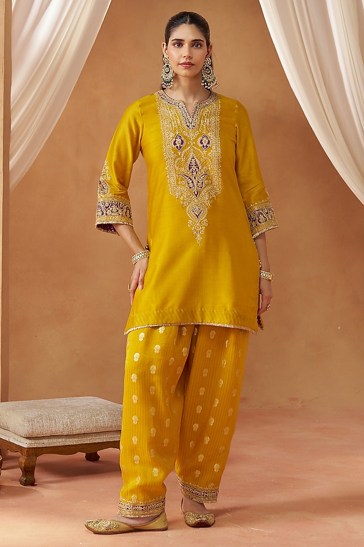Mustard Pure Silk Chanderi Kashmiri Tilla Embroidered Kurta Set by Sheetal Batra at Pernia's Pop Up Shop