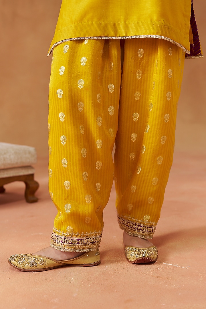 Mustard Pure Silk Chanderi Kashmiri Tilla Embroidered Kurta Set by Sheetal Batra at Pernia's Pop Up Shop