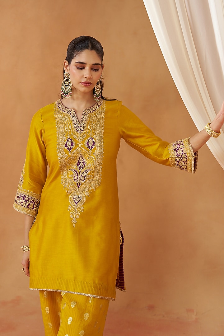 Mustard Pure Silk Chanderi Kashmiri Tilla Embroidered Kurta Set by Sheetal Batra at Pernia's Pop Up Shop