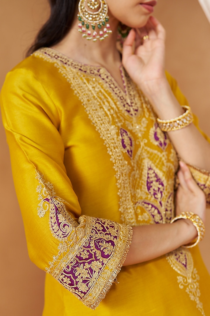 Mustard Pure Silk Chanderi Kashmiri Tilla Embroidered Kurta Set by Sheetal Batra at Pernia's Pop Up Shop