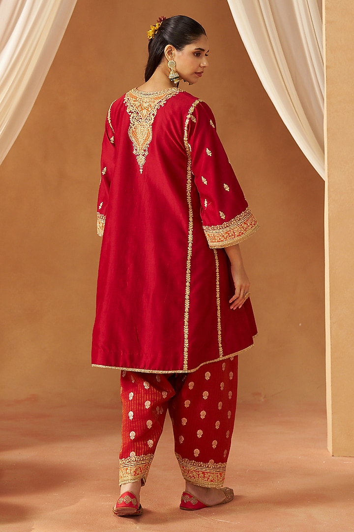 Deep Red Silk Chanderi Kashmiri Tilla Embroidered Kalidar Kurta Set by Sheetal Batra at Pernia's Pop Up Shop