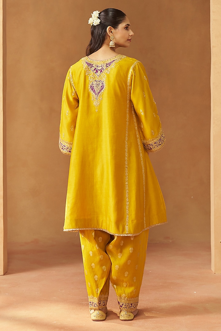Mustard Silk Chanderi Kashmiri Tilla Embroidered Kalidar Kurta Set by Sheetal Batra at Pernia's Pop Up Shop