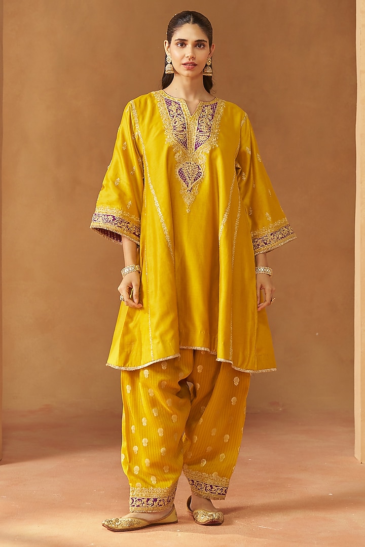 Mustard Silk Chanderi Kashmiri Tilla Embroidered Kalidar Kurta Set by Sheetal Batra at Pernia's Pop Up Shop