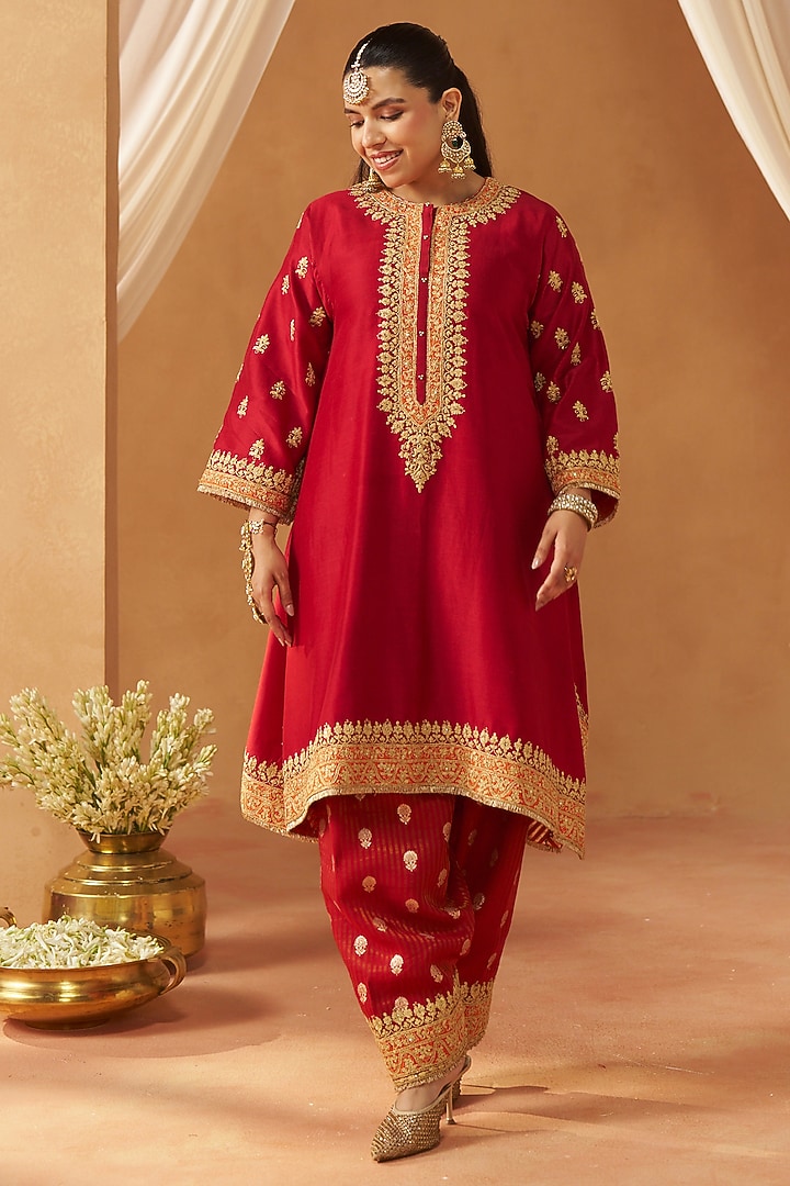 Deep Red Pure Silk Chanderi Kashmiri Tilla Embroidered Short Kurta Set by Sheetal Batra at Pernia's Pop Up Shop