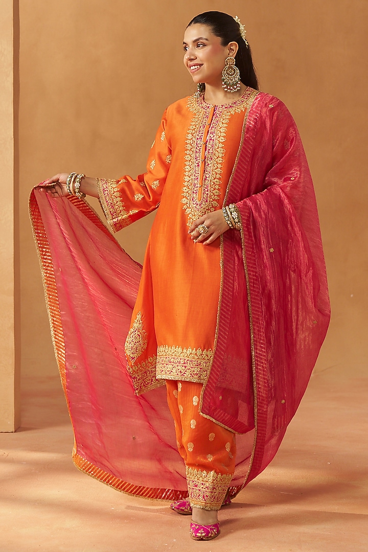Burnt Orange Pure Silk Chanderi Kashmiri Tilla Embroidered Short Kurta Set by Sheetal Batra at Pernia's Pop Up Shop