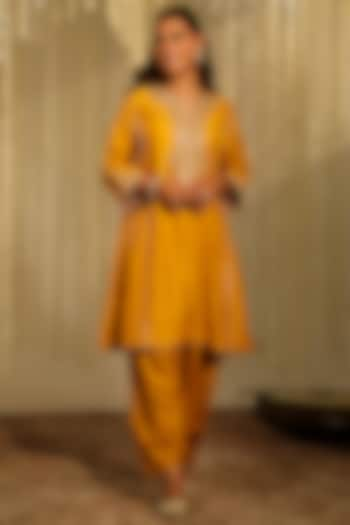 Glaze Mustard Pure Silk Embroidered Kurta Set by Sheetal Batra at Pernia's Pop Up Shop