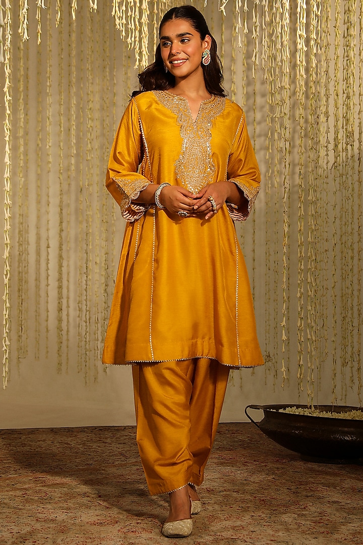 Glaze Mustard Pure Silk Embroidered Kurta Set by Sheetal Batra at Pernia's Pop Up Shop