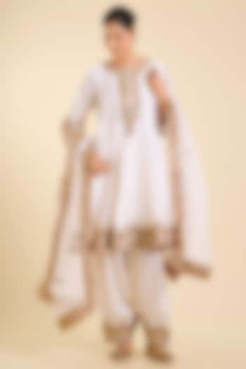 Ivory Silk Chanderi Embroidered Kurta Set by Sheetal Batra at Pernia's Pop Up Shop