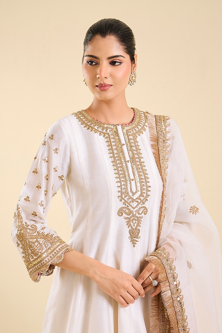 Ivory Silk Chanderi Embroidered Kurta Set by Sheetal Batra at Pernia's Pop Up Shop