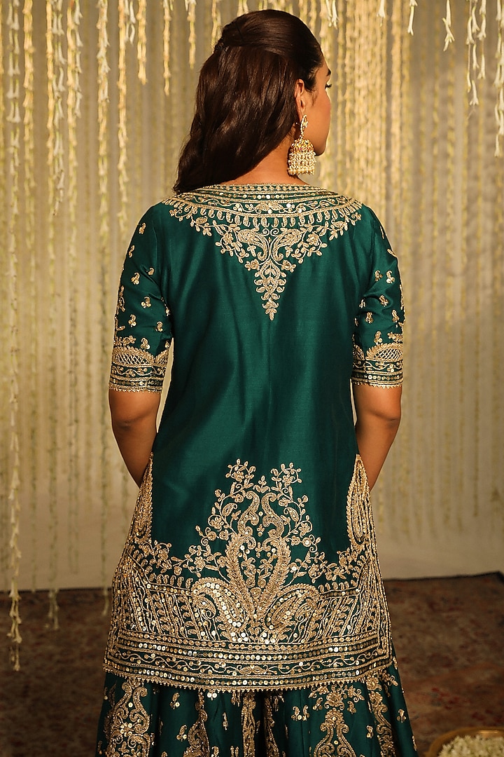 Emerald Green Pure Silk Chanderi Sitara Embroidered Straight Kurta Set by Sheetal Batra at Pernia's Pop Up Shop
