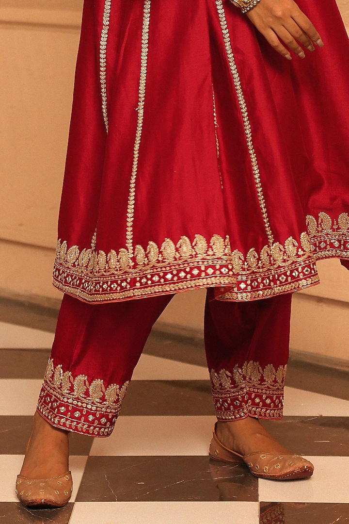 Red Silk Chanderi Kashmiri Tilla Embroidered Kurta Set by Sheetal Batra at Pernia's Pop Up Shop