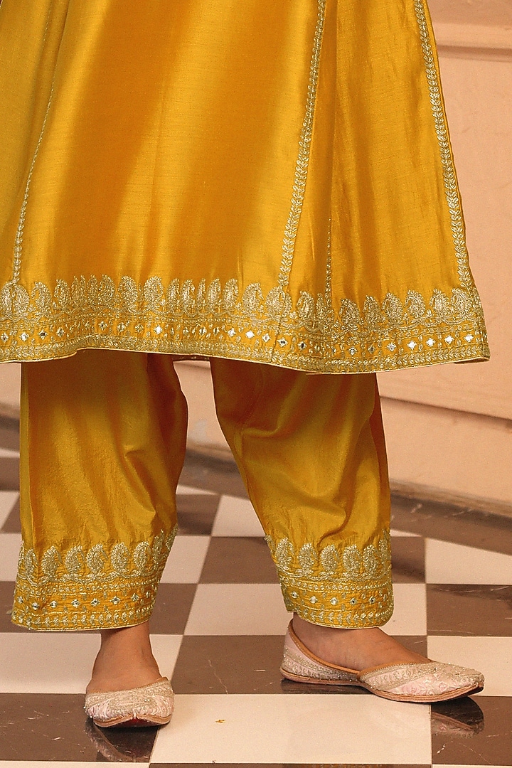 Mustard Silk Chanderi Kashmiri Tilla Embroidered Kurta Set by Sheetal Batra at Pernia's Pop Up Shop