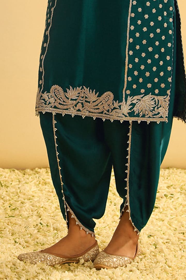 Emerald Green Luxe Chanderi Silk Kashmiri Tilla Embroidered Kurta Set by Sheetal Batra at Pernia's Pop Up Shop