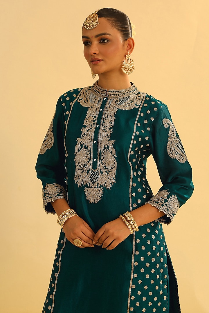 Emerald Green Luxe Chanderi Silk Kashmiri Tilla Embroidered Kurta Set by Sheetal Batra at Pernia's Pop Up Shop