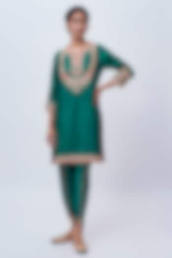 Green Pure Silk Chanderi Kashmiri Tilla Embroidered Kurta Set by Sheetal Batra at Pernia's Pop Up Shop