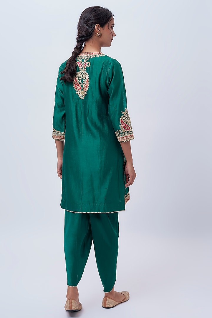 Green Pure Silk Chanderi Kashmiri Tilla Embroidered Kurta Set by Sheetal Batra at Pernia's Pop Up Shop
