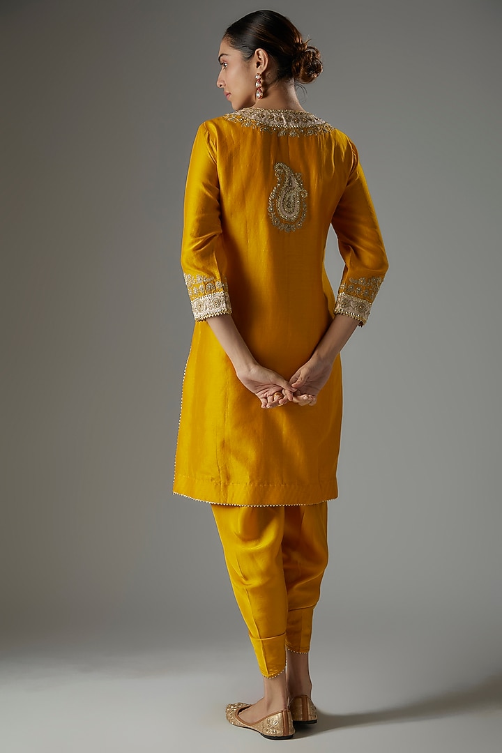 Yellow Silk Chanderi Kashmiri Tilla Embroidered Kurta Set by Sheetal Batra at Pernia's Pop Up Shop