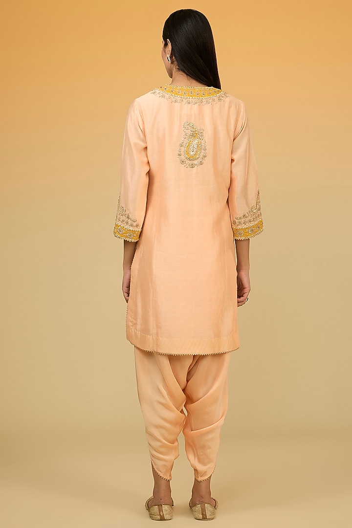 Peach Silk Chanderi Gota Hand Embroidered Kurta Set by Sheetal Batra at Pernia's Pop Up Shop