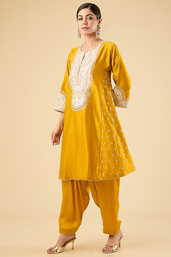 Mustard Silk Chanderi Kashmiri Tilla Embroidered Kurta Set by Sheetal Batra at Pernia's Pop Up Shop