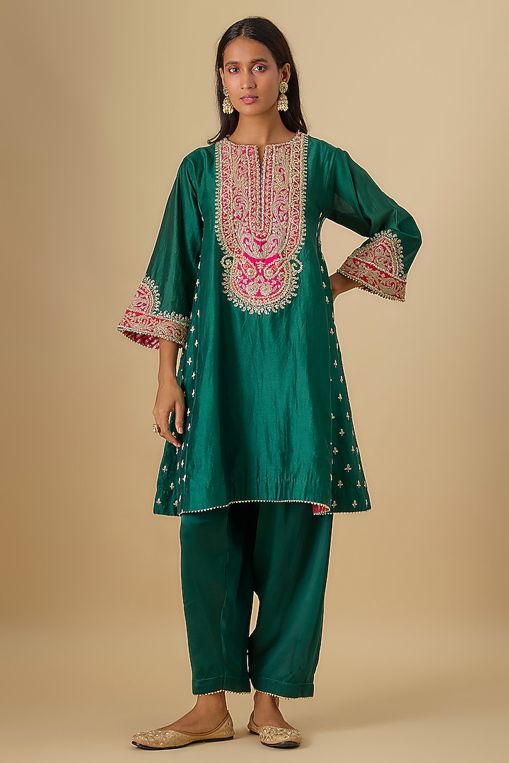 Green Silk Chanderi Kashmiri Tilla Embroidered Kurta Set by Sheetal Batra at Pernia's Pop Up Shop