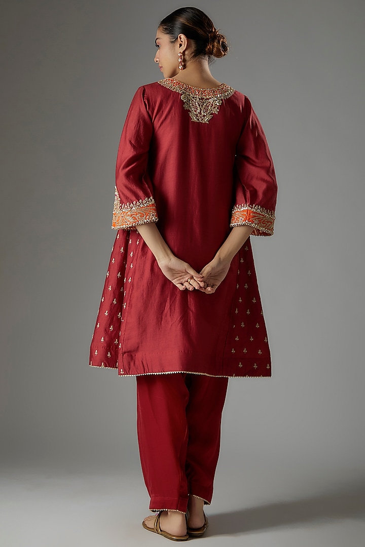 Red Silk Chanderi Kashmiri Tilla Embroidered Choga Kurta Set by Sheetal Batra at Pernia's Pop Up Shop