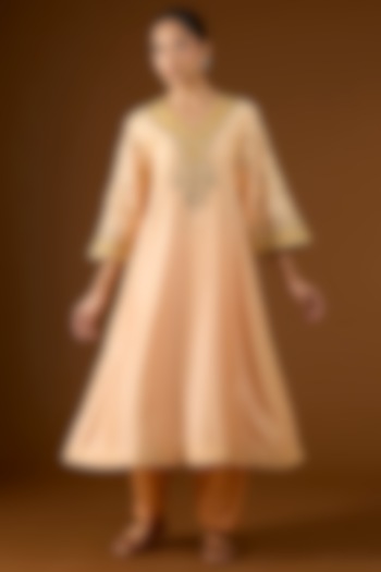 Peach Chanderi Silk Kashmiri Tilla Embroidered Kurta Set by Sheetal Batra at Pernia's Pop Up Shop