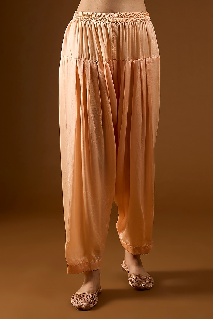 Peach Chanderi Silk Kashmiri Tilla Embroidered Kurta Set by Sheetal Batra at Pernia's Pop Up Shop