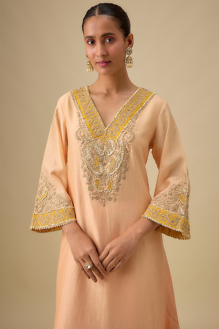 Peach Silk Chanderi Kashmiri Tilla Embroidered A-Line Kurta Set by Sheetal Batra at Pernia's Pop Up Shop