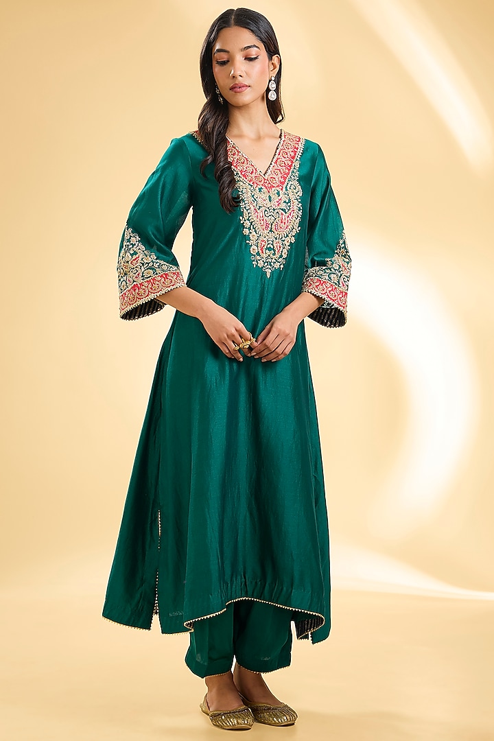 Emerald Green Silk Chanderi Kashmiri Tilla Embroidered A-line Kurta Set by Sheetal Batra at Pernia's Pop Up Shop