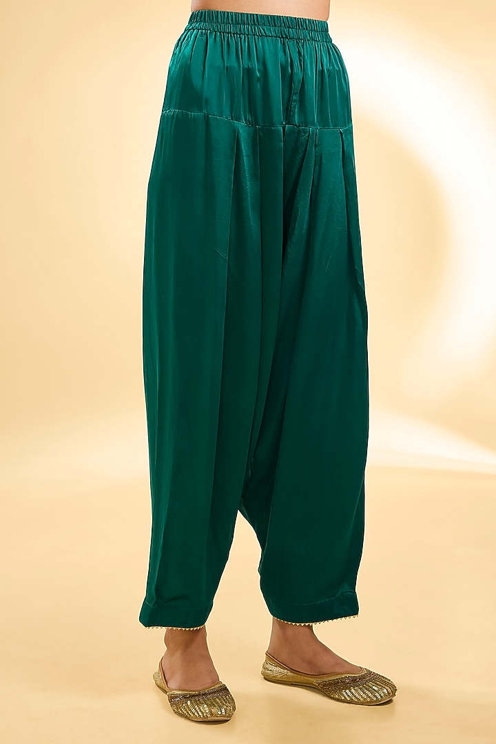 Emerald Green Silk Chanderi Kashmiri Tilla Embroidered A-line Kurta Set by Sheetal Batra at Pernia's Pop Up Shop