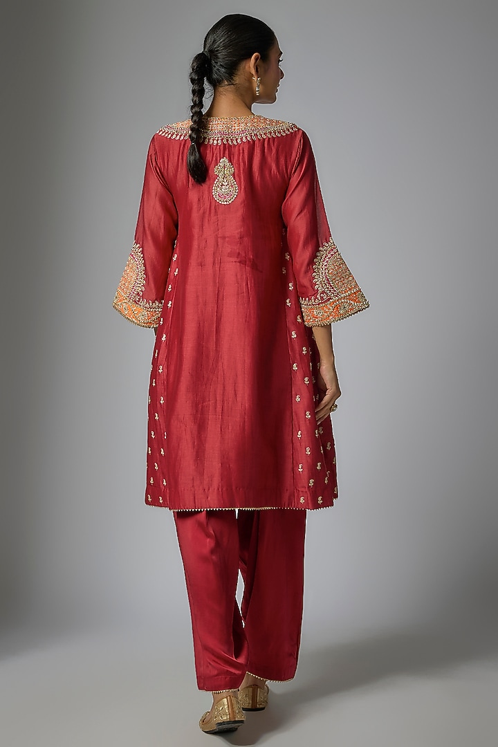 Red Silk Chanderi Kashmiri Tilla Embroidered Choga Kurta Set by Sheetal Batra at Pernia's Pop Up Shop